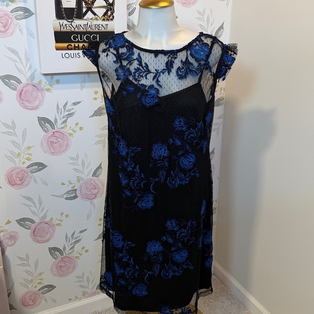 Beautiful Julia Jordan Lace Dress (Black/Blue Stitched Florals)